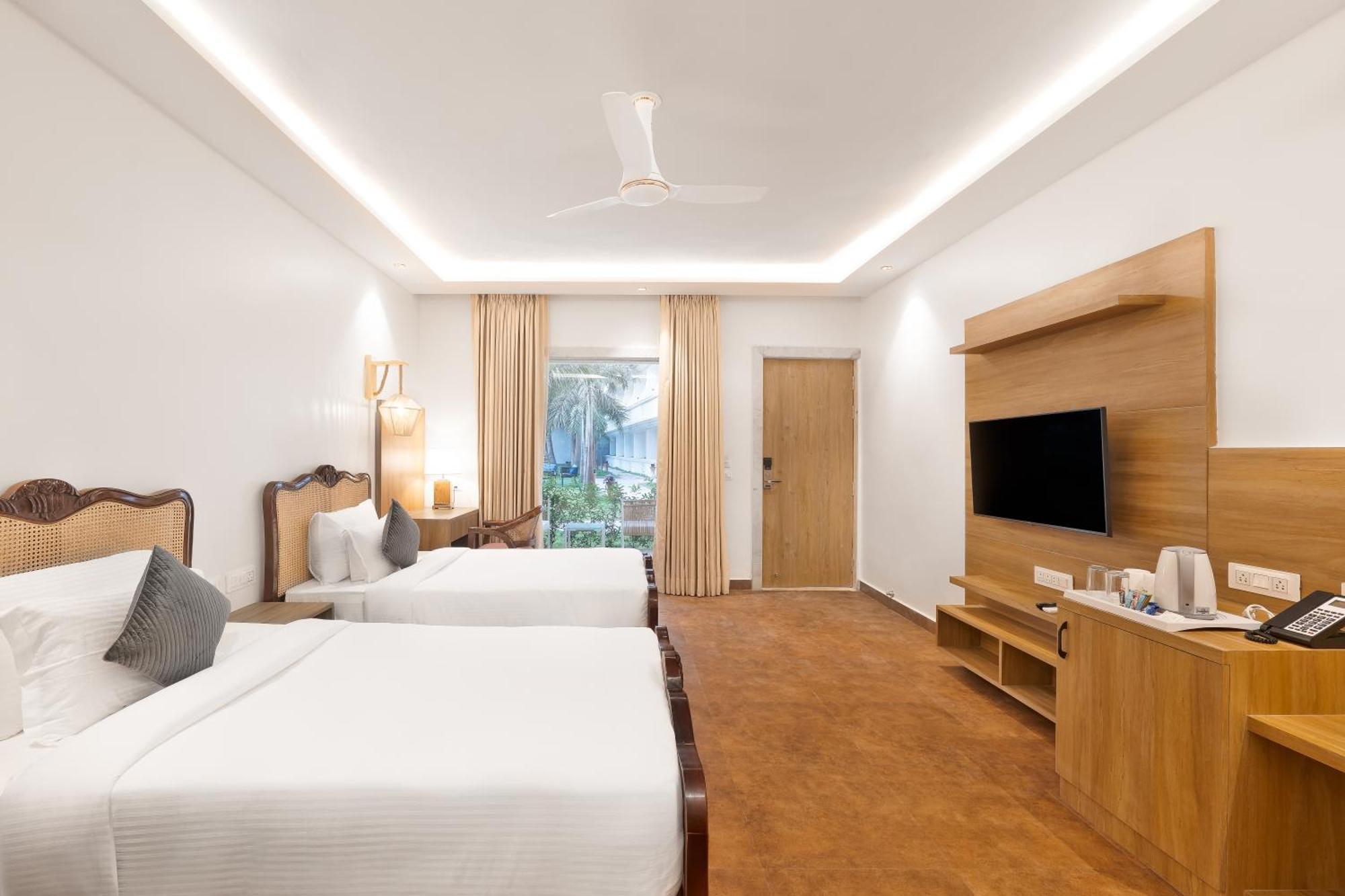 White Wharf Beach Resort Morjim Goa Eksteriør billede