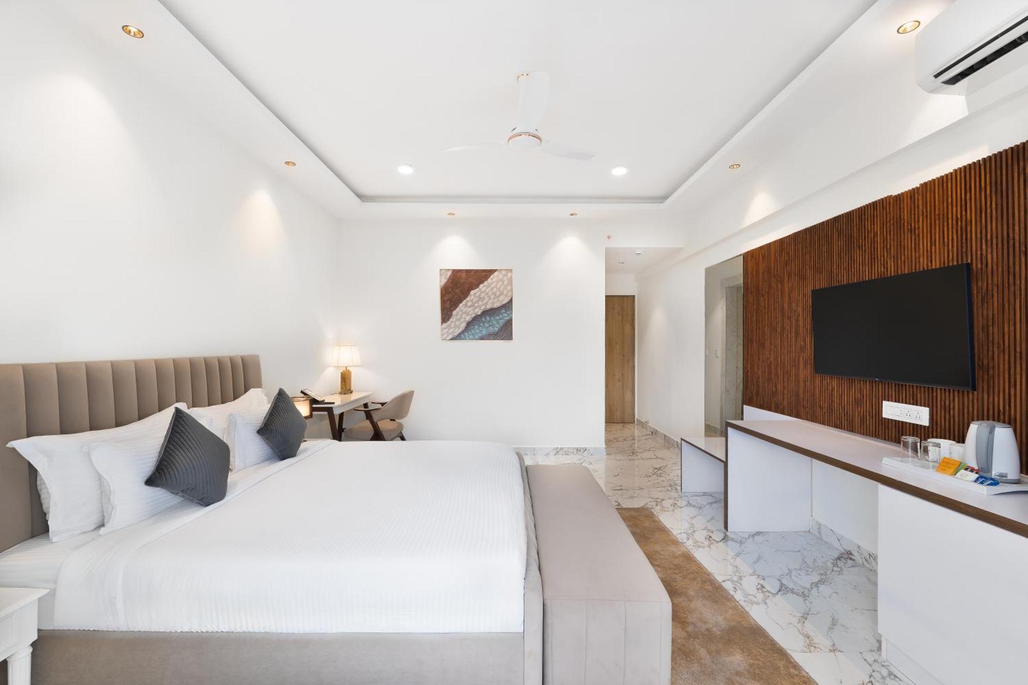 White Wharf Beach Resort Morjim Goa Eksteriør billede